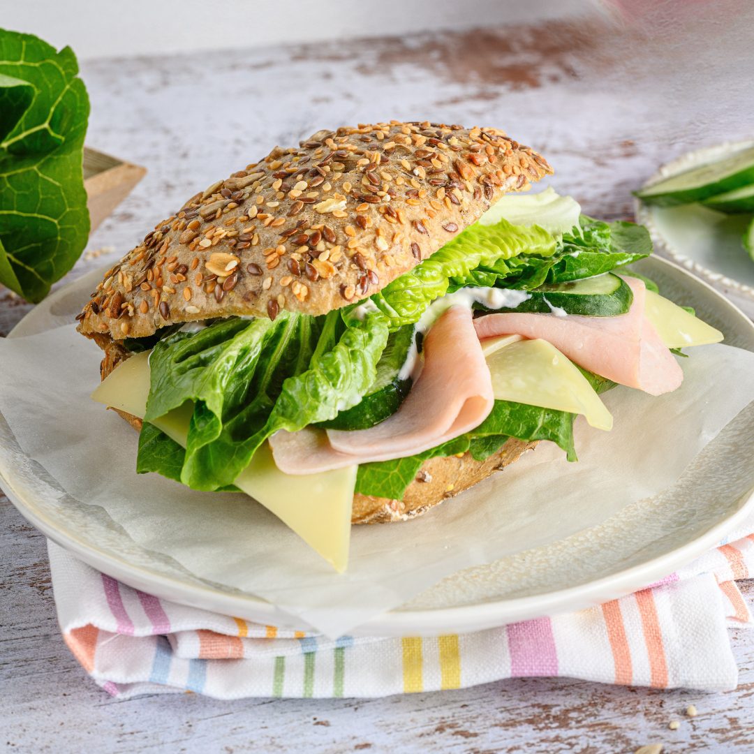 Kanapka z wędliną i serem